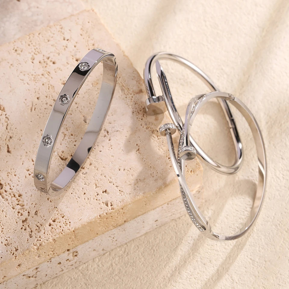 Luxurious and elegant nail stainless steel bracelets are suitable for women's parties, banquets and fashionable jewelry