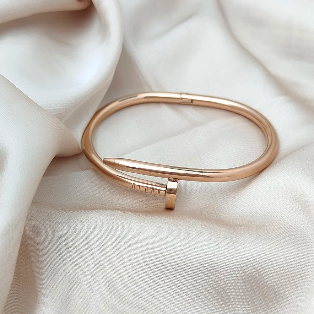 Fashionable classic zircon gold-plated stainless steel bracelet,