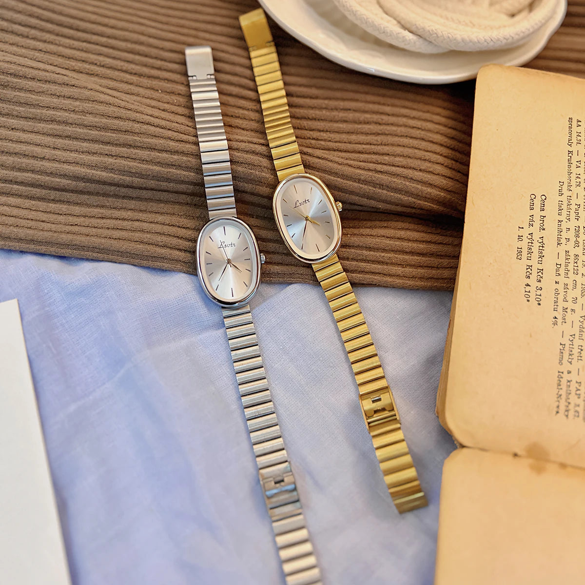 New Fashionable Women's Watch With Gold Bracelet, Vintage