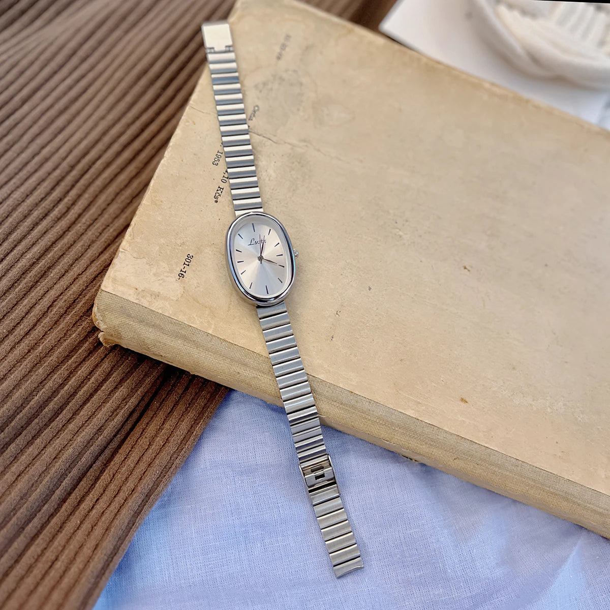 New Fashionable Women's Watch With Gold Bracelet, Vintage