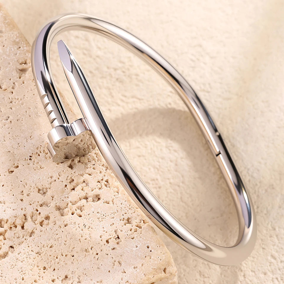 Luxurious and elegant nail stainless steel bracelets are suitable for women's parties, banquets and fashionable jewelry
