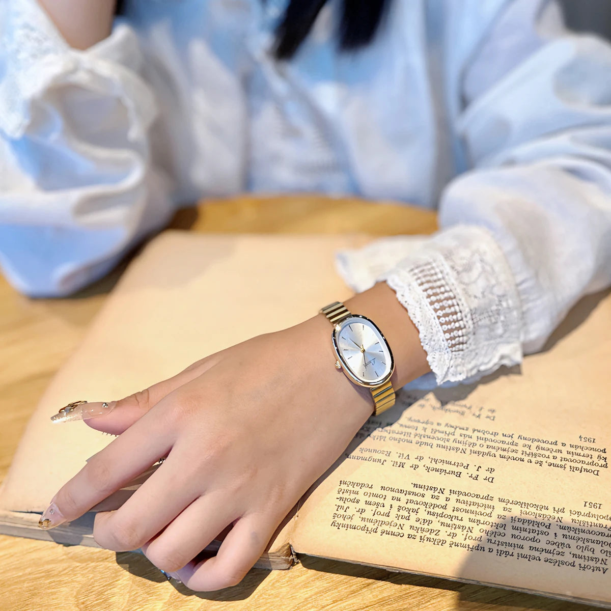 New Fashionable Women's Watch With Gold Bracelet, Vintage