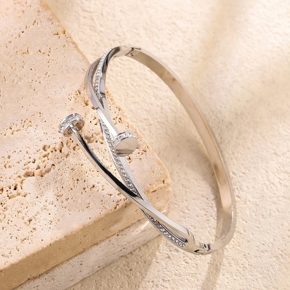 Luxurious and elegant nail stainless steel bracelets are suitable for women's parties, banquets and fashionable jewelry