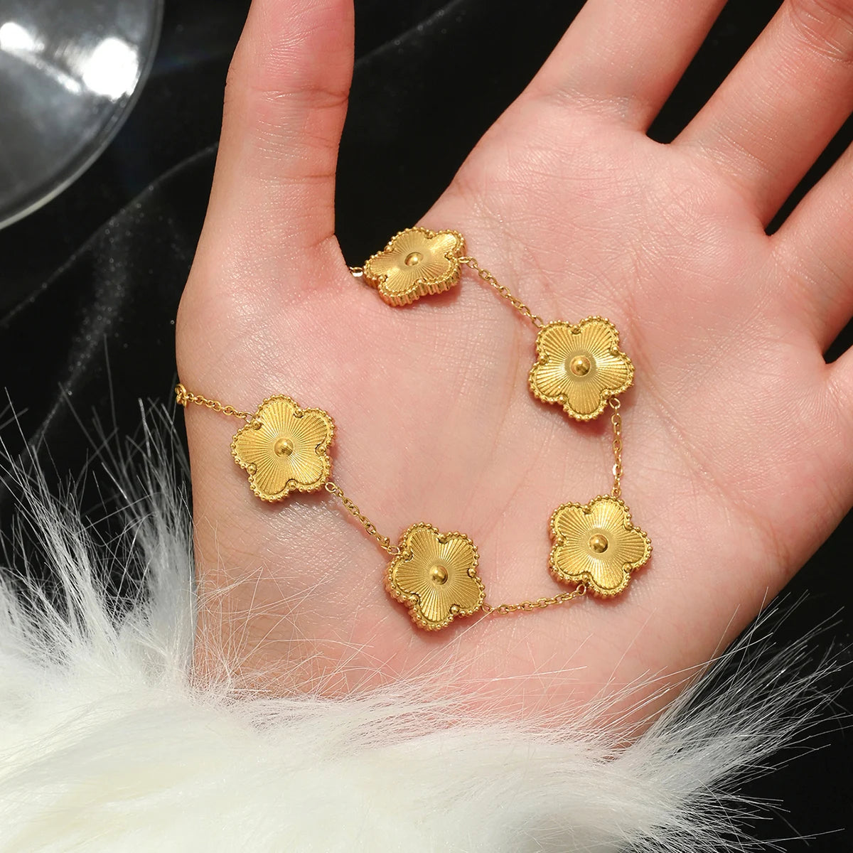 Four-leaf Clover Lucky Bracelet Fashion Women's Nail Bracelet Gold Bangles