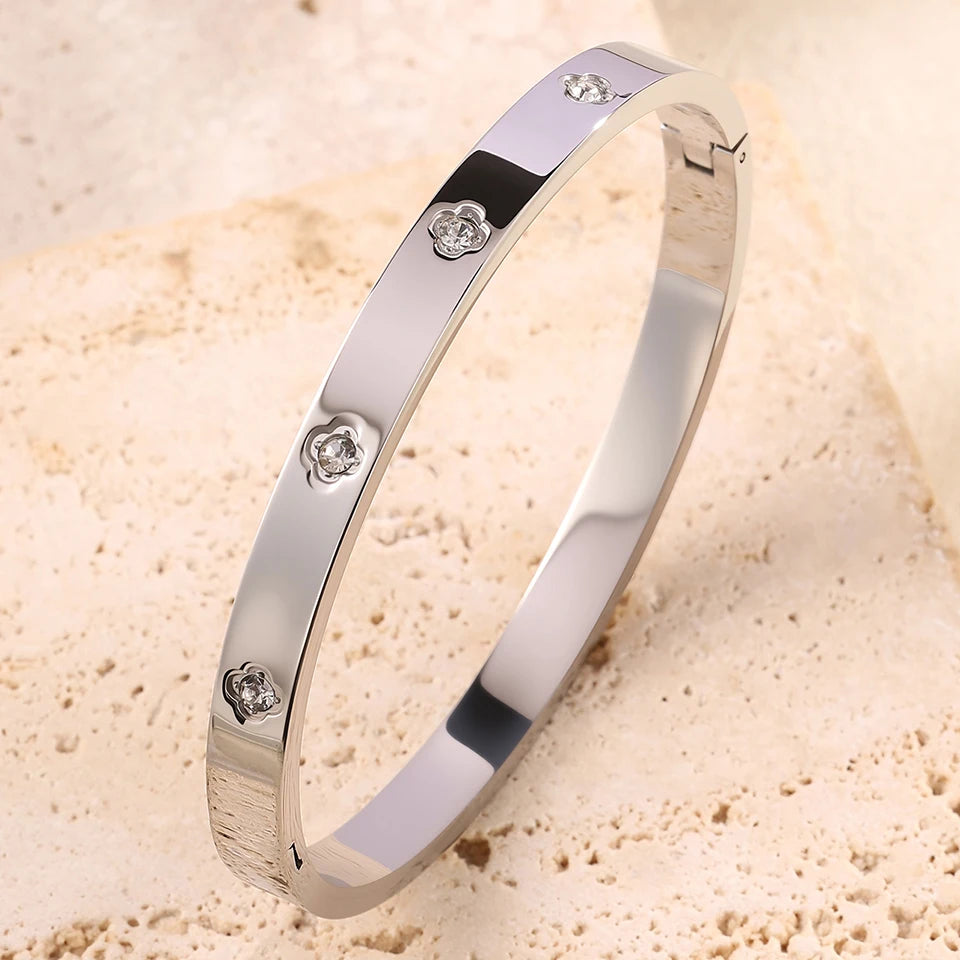 Luxurious and elegant nail stainless steel bracelets are suitable for women's parties, banquets and fashionable jewelry