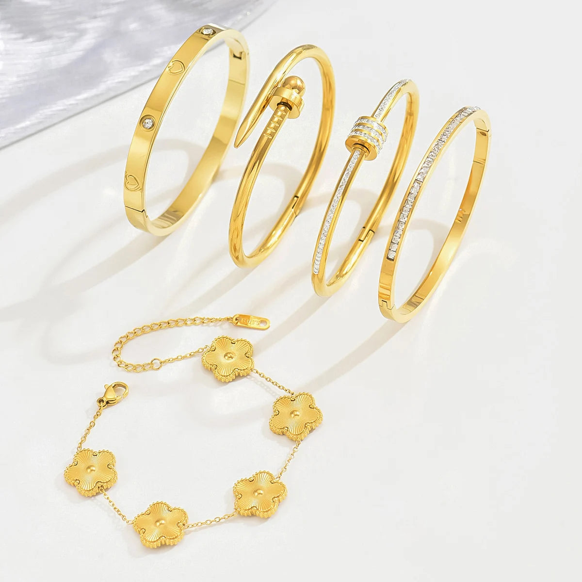 UILZ Europe And The United States Hot Stainless Steel Four-leaf Clover Lucky Bracelet Fashion Women's Nail Bracelet Gold Bangles