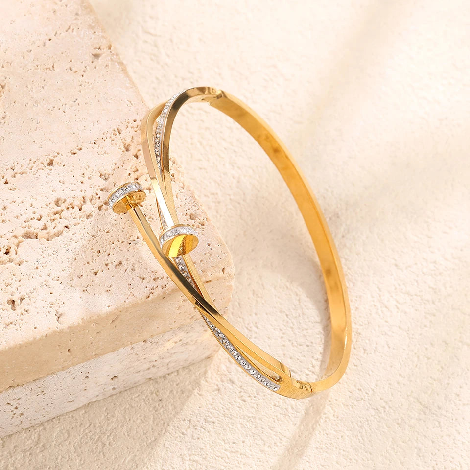 Luxurious and elegant nail stainless steel bracelets are suitable for women's parties, banquets and fashionable jewelry