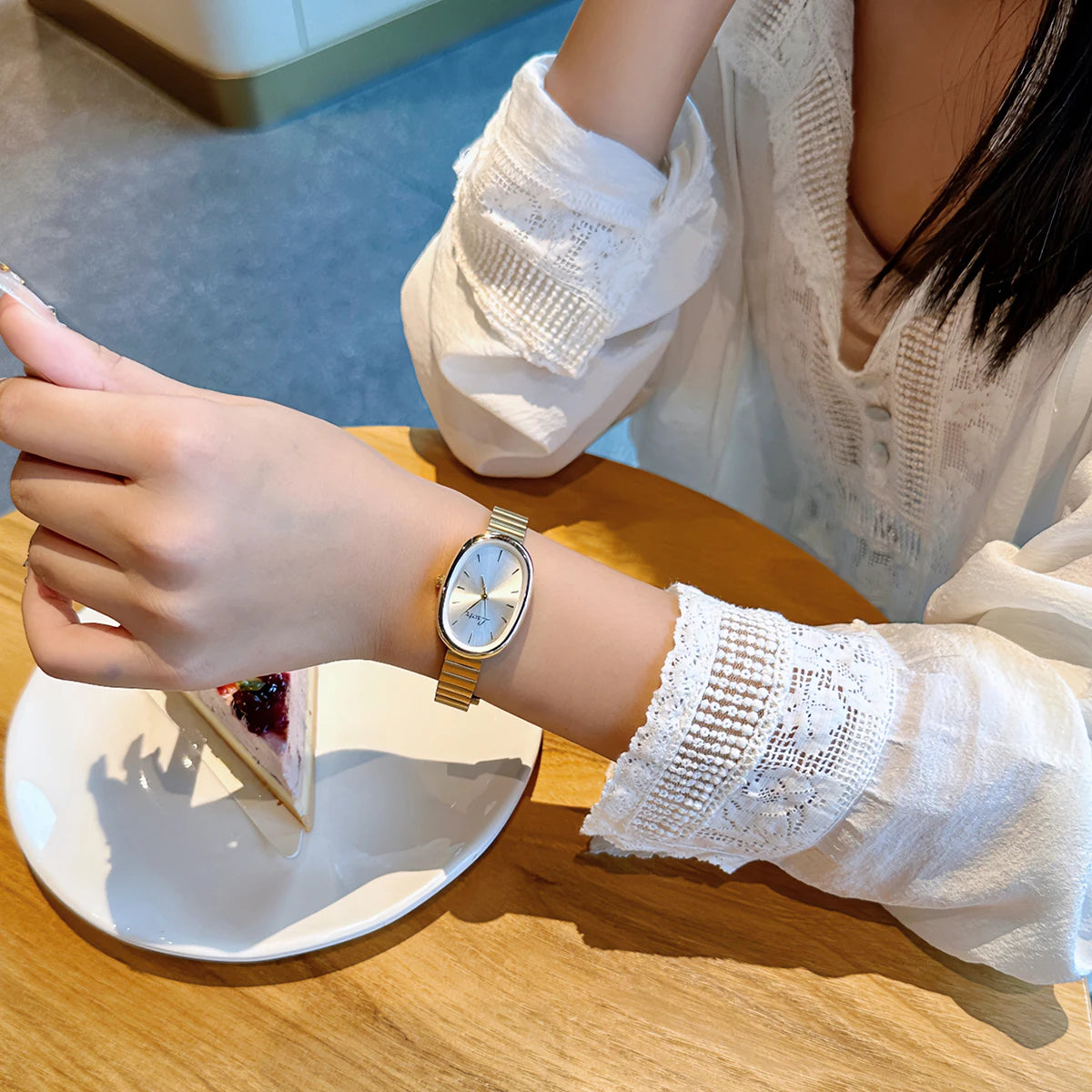 New Fashionable Women's Watch With Gold Bracelet, Vintage