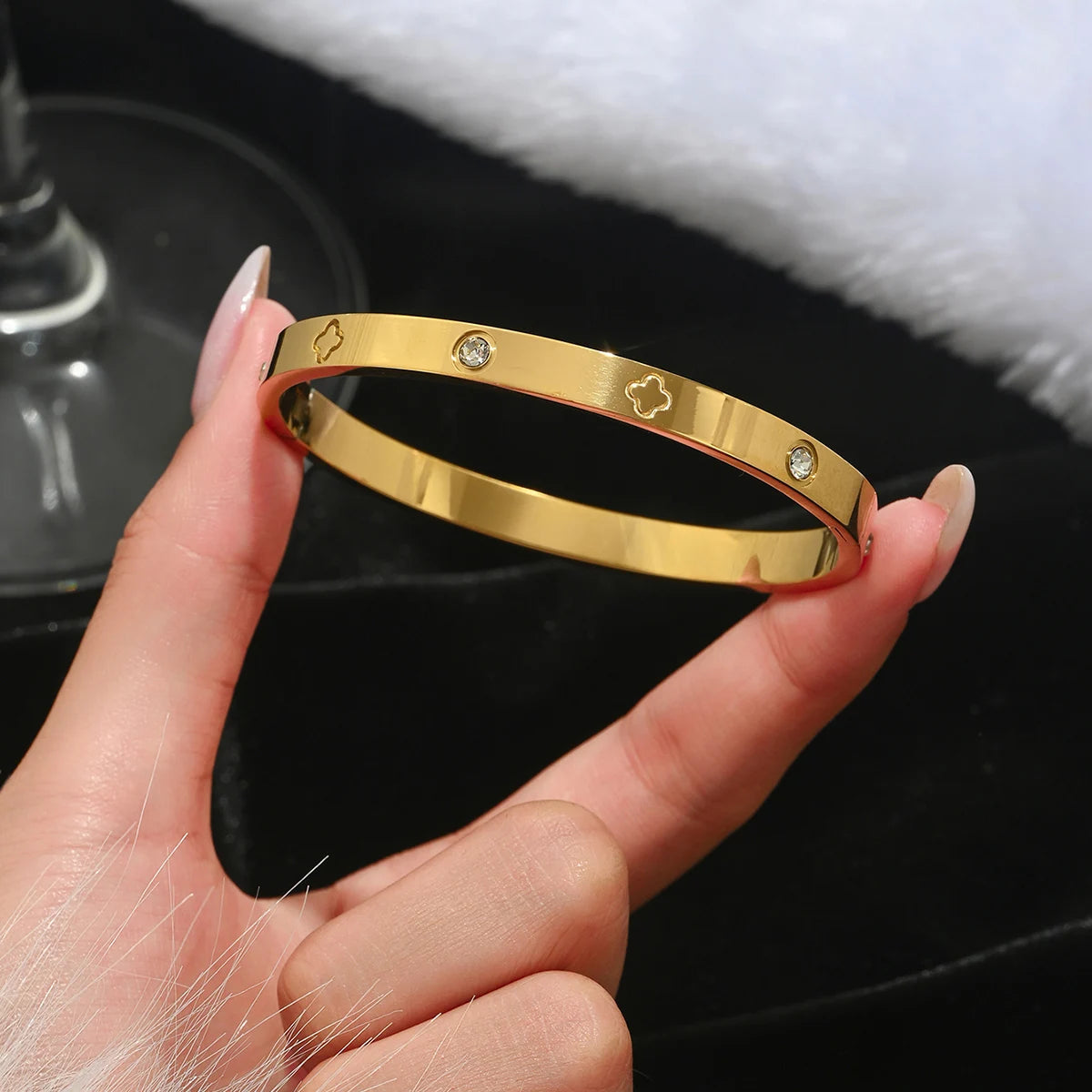 UILZ Europe And The United States Hot Stainless Steel Four-leaf Clover Lucky Bracelet Fashion Women's Nail Bracelet Gold Bangles