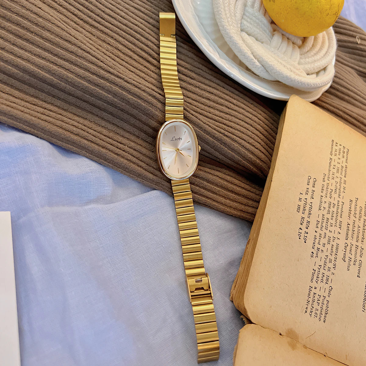 New Fashionable Women's Watch With Gold Bracelet, Vintage